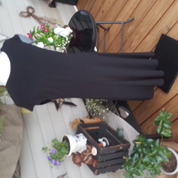 RONNI NICOLE ♡ Absolutely Gorgeous is This Comfy Sexy Black V Neck Dress 12 - Picture 7 of 10